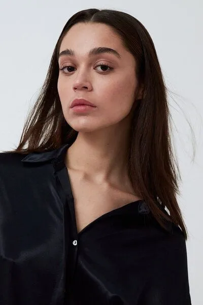 amt studio amt.studio "Hali Shirt" edle glänzende Tencel Bluse oversized mit versteckter Knopfleiste, Dunkelblau, – Produktbild 2 von 4