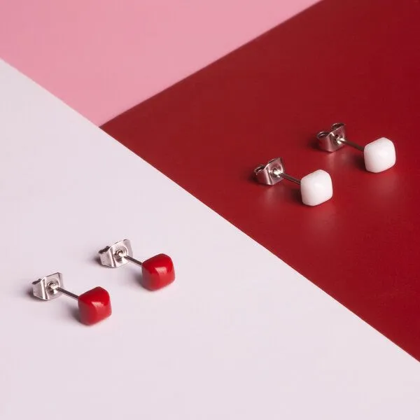ALEXASCHA ALEXASCHA Winzige Ohrstecker aus recyceltem Glas 4mm, Weiss, – Produktbild 4 von 4