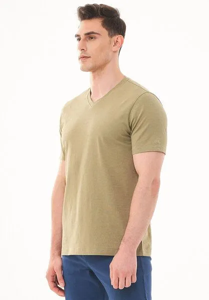 ORGANICATION ORGANICATION Basic T-Shirt aus Bio-Baumwolle mit V-Ausschnitt, Olive, – Produktbild 3 von 4