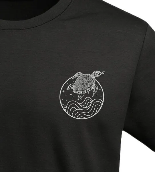 vis wear vis wear Schildkröte zwischen Ozean und Wellen - Organic Shirt, Schwarz, – Produktbild 2 von 4