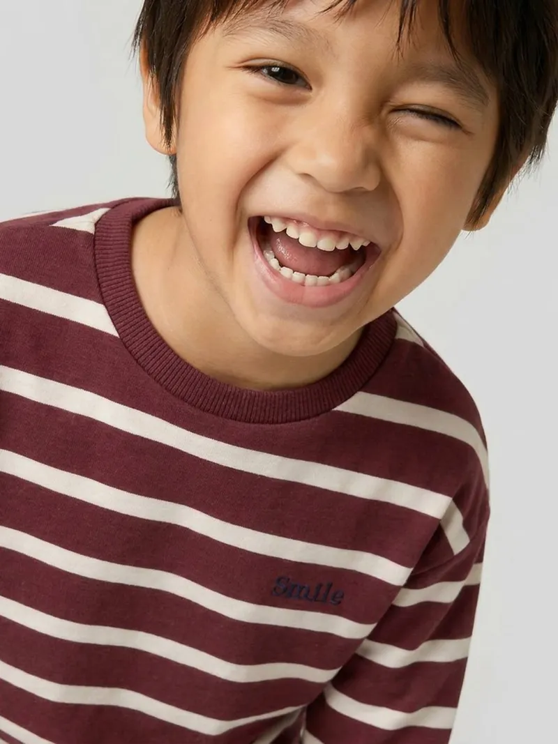 Vertbaudet Gestreiftes Jungen Rundhals-Shirt personalisierbar, Bordeaux, – Produktbild 1 von 3