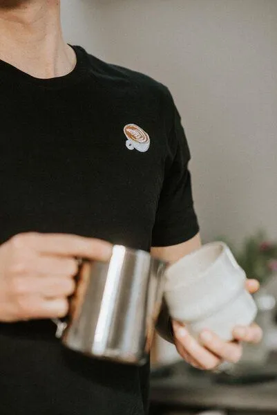 Coffee Fashion Coffee Fashion Flat White | Besticktes Organic Bio Baumwoll T-Shirt, Matt blau, – Produktbild 4 von 4