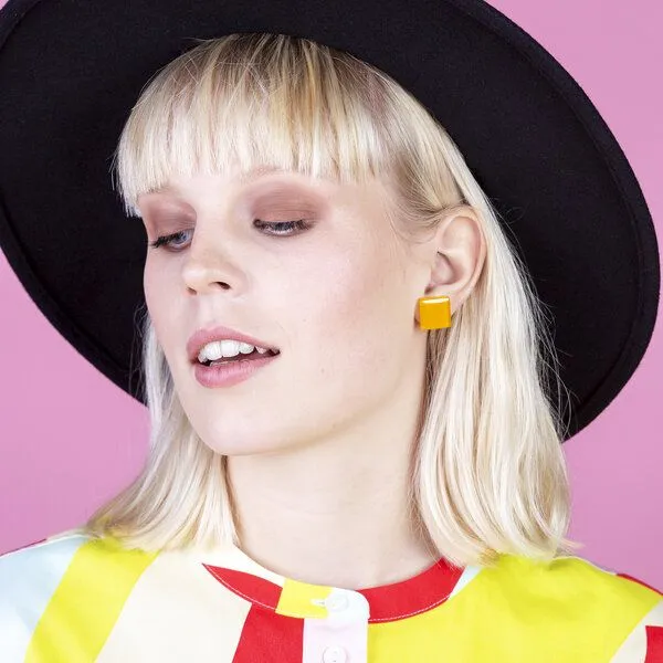 ALEXASCHA ALEXASCHA Minimalistische Ohrclips aus Glas | PUREFORM, Sonnengelb, – Produktbild 1 von 4
