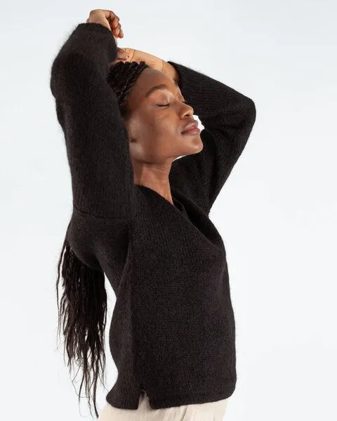 Alma & Lovis Alma & Lovis Pullover mit V-Ausschnitt aus Suri-Alpaka | Suri V-Neck Pullover, Schwarz, – Produktbild 3 von 4