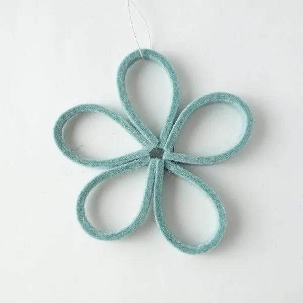matilda k. manufaktur matilda k. manufaktur minimalistische zarte Filzblüten 'flora' – zeitlose Dekoration in vielen wunderschönen Farben, Eisblau, – Produktbild 1 von 4