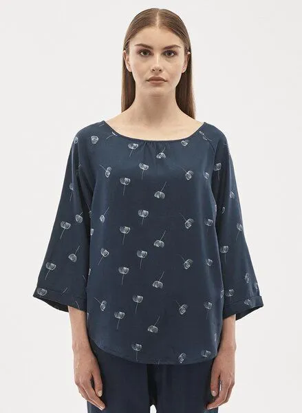 ORGANICATION ORGANICATION Bluse aus TENCEL Lyocell mit 3/4-Ärmeln und Allover-Print, Navy, – Produktbild 1 von 4