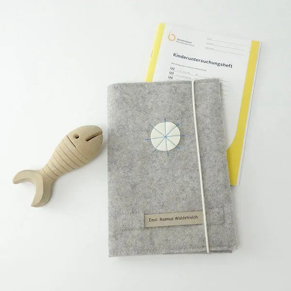 matilda k. manufaktur matilda k. manufaktur Umschlag für Kinder-Untersuchungsheft mit beschriftbarem Namensschild, Hellgrau-hellblau, – Produktbild 3 von 4