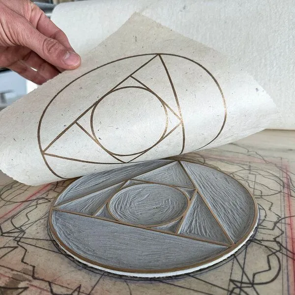 Veskor Cassiopeia Veskor Cassiopeia STEIN DER WEISEN Linoldruck | 22 × 22 cm | Gold auf Naturweiß – Produktbild 4 von 4