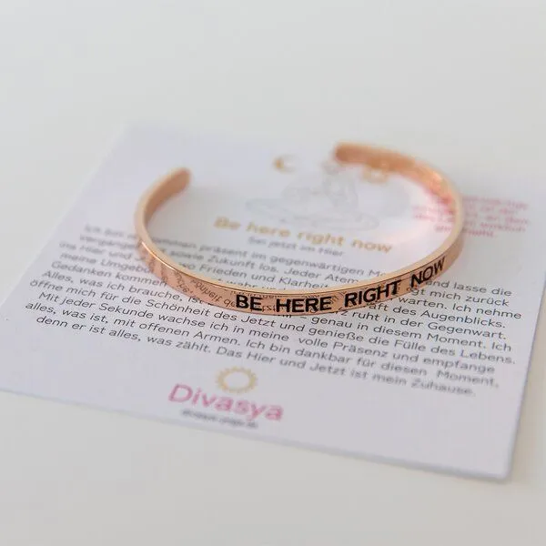 Divasya Divasya Armreif mit Gravur rosé vergoldet Be here right now – Produktbild 2 von 4