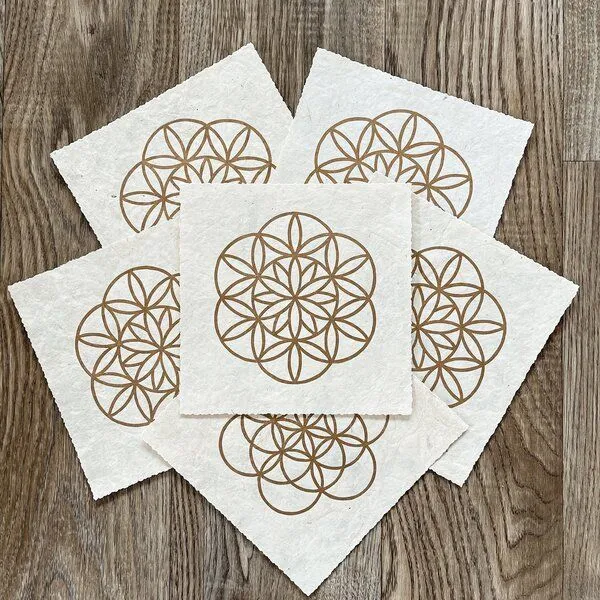 Veskor Cassiopeia Veskor Cassiopeia FLOWER PETALS OF LIFE Heilige Geometrie Linoldruck | 16 × 16 cm | Gold auf Naturweiß – Produktbild 3 von 4