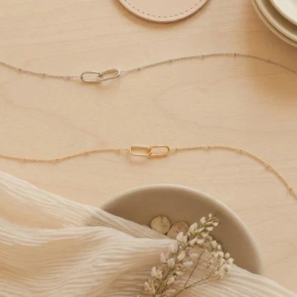 ELEKTROPULLI Elektropulli Feine, grafische Infinity Anhänger Kette, Gold, – Produktbild 2 von 4