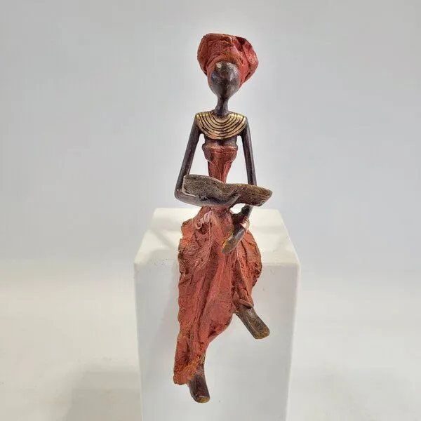 Moogoo Creative Africa Moogoo Creative Africa Bronze-Skulptur "Lesende Frau" by Hamed Nikiema 28 cm | Unikate | verschiedene Farben, Rot, – Produktbild 1 von 4