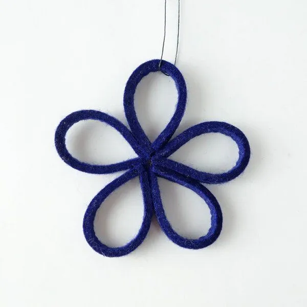 matilda k. manufaktur matilda k. manufaktur minimalistische zarte Filzblüten 'flora' – zeitlose Dekoration in vielen wunderschönen Farben, Dunkelblau, – Produktbild 1 von 5