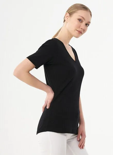 ORGANICATION ORGANICATION Geripptes T-Shirt aus Bio-Baumwolle mit V-Ausschnitt, Black, – Produktbild 3 von 4