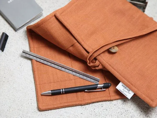 werkvoll by Lena Peter werkvoll by Lena Peter Handgefertigte Stifterolle LINE, Rust, – Produktbild 1 von 4