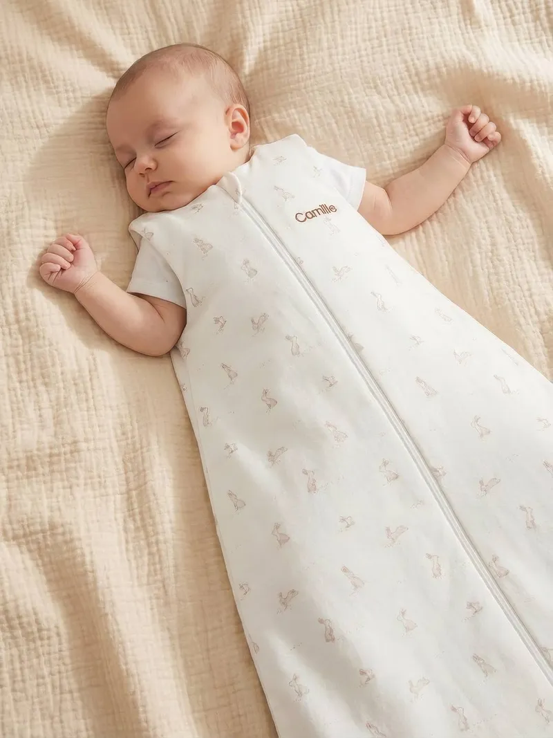 Vertbaudet Ärmelloser Baby Schlafsack HASE TOG 2, Weiß bedruckt, – Produktbild 2 von 4