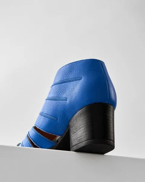 Addition Sustainable Apparel Addition Sustainable Apparel Cut Out Bright Blue - Stiefelette mit Lochmuster blau Damen – Produktbild 3 von 4