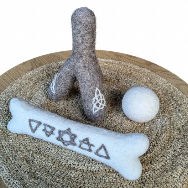 Wooliie Wooliie Hunde-Spielset aus 100 % naturbelassener Schurwolle (3er-Bundle) – Bone & Stick – Produktbild 2 von 4