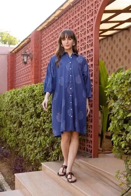 Haus of Namaste Haus of Namaste Tunika-Kleid aus Bio-Baumwolle in Indigoblau mit Blumenmuster, langen Ärmeln und Taschen | Ethisch, nachhaltig und fair – Produktbild 1 von 1