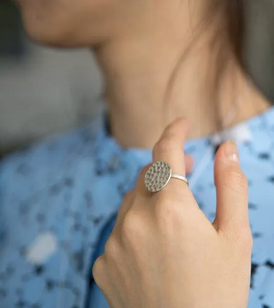 ting goods ting goods Ring gehämmert, Messing oder Sterling Silber – Produktbild 4 von 6