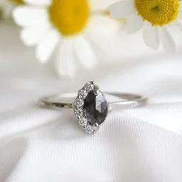 Eppi Eppi Verlobungsring mit Marquise Salt and Pepper Diamant Susi – Produktbild 1 von 1