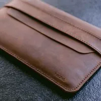 hecho. hecho. Leder Hülle für MacBook Pro 13", 14“, 15" & 16" | „Fernando“ | Handmade & Fair (Lederhülle, Ledertasche, Tasche) – Produktbild 1 von 1