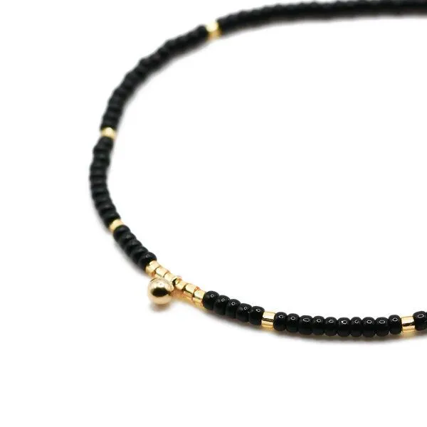 juni juni Perlenarmband "Glamorous" mit 14K Goldkugel Anhänger aus recyceltem Gold – Produktbild 4 von 4