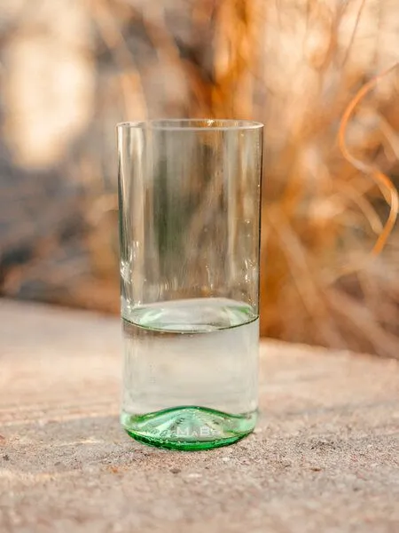 MaBe MaBe Glas 700ml - für den großen Durst - UPCYCLING, Hellgrün, – Produktbild 2 von 4