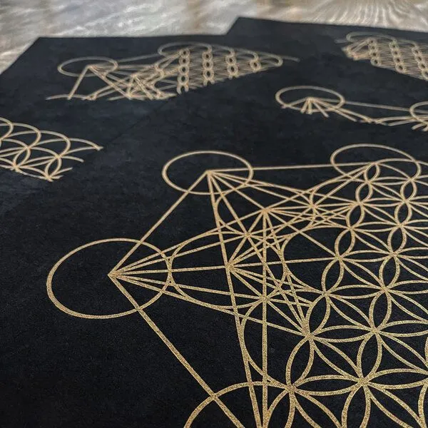 Veskor Cassiopeia Veskor Cassiopeia METAFLOWER Heilige Geometrie Linoldruck | 35 × 35 cm | Gold auf Schwarz – Produktbild 4 von 4