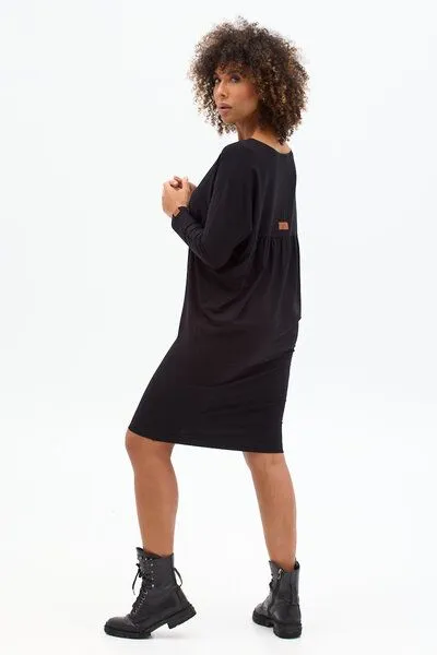 KOKOworld Kleid Twiggy – Weites Oberteil – Figurbetonter Rockteil an den Hüften – Boot-Ausschnitt – Viscose mit Elasthan – Fair produziert in Polen – KOKOworld, Black (schwarz), – Produktbild 2 von 4