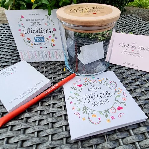 Ideenverlag Hamburg Ideenverlag Hamburg Gedankenglas® Glücksmomente-Set mit Holzdeckel, Notizblock, Stift & Buch | Achtsamkeitsglas & nachhaltiges Geschenk für Frauen – Produktbild 4 von 4