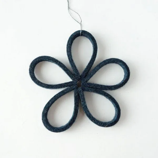 matilda k. manufaktur matilda k. manufaktur minimalistische zarte Filzblüten 'flora' – zeitlose Dekoration in vielen wunderschönen Farben, Ocean, – Produktbild 1 von 4