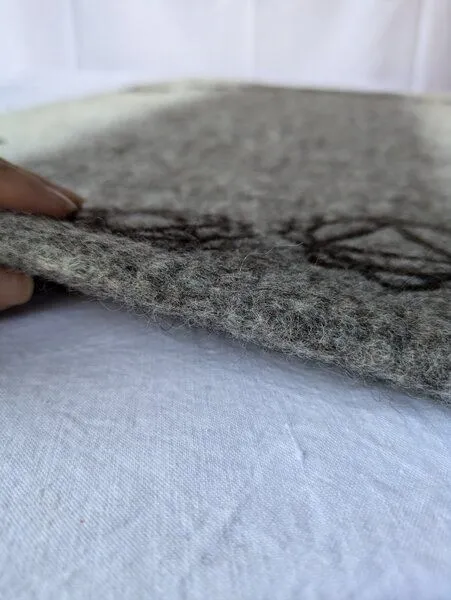 Wooliie Wooliie Chakra - Handgefertigte Wollmatte – Produktbild 3 von 4