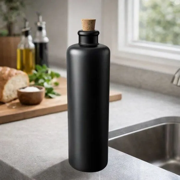 mikken mikken Steingutflasche 500 ml – matt schwarz mit Naturkork | Ölflasche zum Befüllen – Produktbild 3 von 4