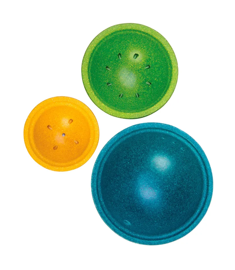 PlanToys PlanToys Kinder Wasserspielzeug Schüsselset aus recyceltem Kautschukholz Maße 13 x 13 x 5,8 cm, Gelb, türkis, grün, – Produktbild 1 von 3
