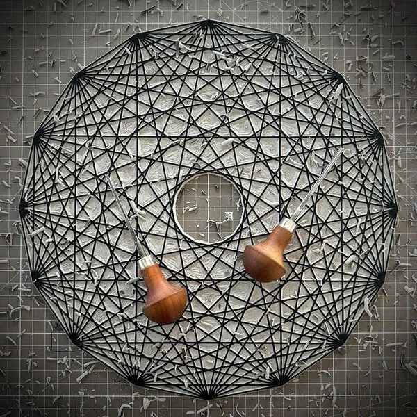 Veskor Cassiopeia Veskor Cassiopeia 8-ORTHOPLEX OCTACROSS Heilige Geometrie Linoldruck | 40 x 40 cm | Gold auf Naturweiß – Produktbild 4 von 4