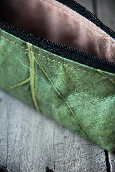 BY COPALA BY COPALA Federmappe Etui aus recycelten Blättern in grün, laminiert – Produktbild 4 von 5