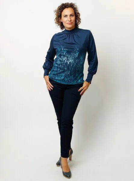 Peaces.bio - handbedruckte Biomode Peaces.bio - handbedruckte Biomode Damenbluse Mystic Iris in Navy – Produktbild 4 von 4