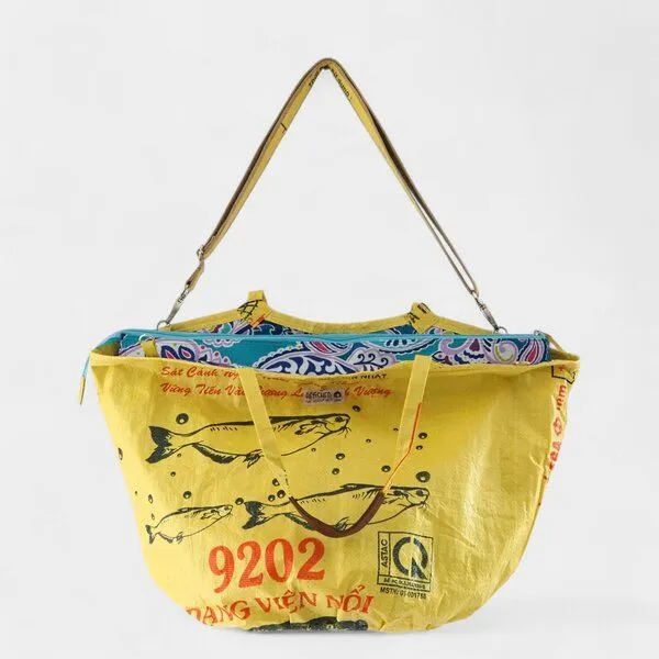 REFISHED fair fashion REFISHED fair fashion Tasche 'SOULMATE ZIP' Limitierte Edition! - upcycelte Fischfuttersäcke, #fish gelb-dollar - paisley, – Produktbild 2 von 5