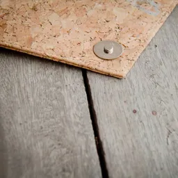 BY COPALA BY COPALA Gefütterte 13–14 Zoll Laptoptasche aus Kork | Nachhaltige vegane Laptop Hülle mit Magnetverschluss, wasserabweisend für MacBook Air & Pro, Natur – Produktbild 1 von 1