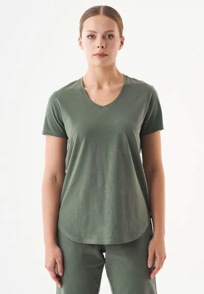 ORGANICATION ORGANICATION ESSENTIALS-TUBA- Basic T-Shirt aus Bio-Baumwolle mit V-Ausschnitt, Olive, – Produktbild 1 von 4