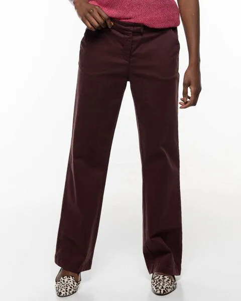 Alma & Lovis Alma & Lovis Edle Chino mit geradem Bein aus Bio-Baumwolle | Straight Chino, Aubergine (rot), – Produktbild 1 von 4