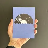 ilovemixtapes ilovemixtapes Postkarte "Vinyl Sea" – Schallplatten-Illustration für Musikliebhaber – Produktbild 1 von 1