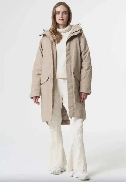PINQPONQ pinqponq Parka Unisex – aus recyceltem Polyester, Caramel khaki, – Produktbild 1 von 2