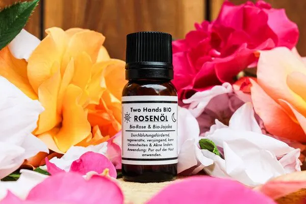Two Hands BIO Two Hands BIO Rosenöl aus 1 % echter Bio-Rose & Bio-Jojobaöl – Produktbild 2 von 2