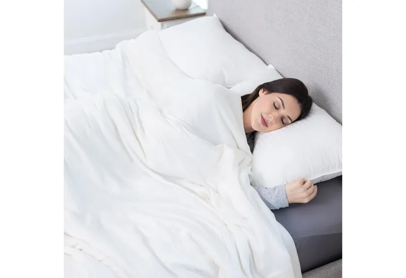 Elemuse Sommerbettdecke Kühldecke Sommerdecke, Selbstkühlende Atmungsaktive Extraleicht Decke, Füllung: 30% hochwertig Sojafaser und 70% Polyester, Bambus Sommer Weich Wohndecke OEKO-TEX®, Weiß, – Produktbild 1 von 5