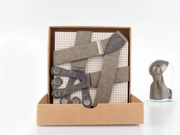 klYmp klYmp Hosenträger + Fliege Leinen Vegan, Stein, – Produktbild 2 von 4