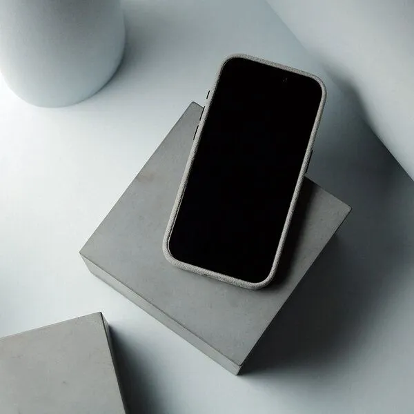 GOOD WILHELM GOOD WILHELM iPhone Pro Hülle JOSEPH aus italienischem Alcantara (vegan), Concrete gray, – Produktbild 1 von 3