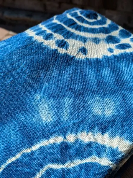 Wooliie Wooliie Handgefertigte Babydecke aus 100 % Merinowolle – pflanzlich gefärbt, Indigo shibori (blau), – Produktbild 2 von 3
