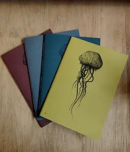 NanMa NanMa Handgebundenes Notizbuch „Qualle“ – In Österreich bedrucktes Skizzenbuch für Zeichnen und Journaling – Produktbild 1 von 1